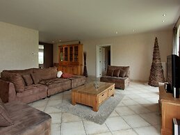Peer Villa With Garden