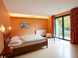 Scenic Villa Near Lake View