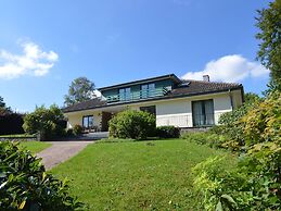 Scenic Villa Near Lake View