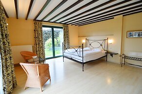 Scenic Villa Near Lake View