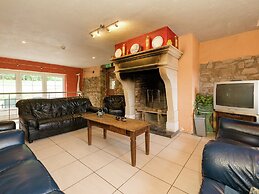 Glorious Holiday Home in Wéris with Hot Tub