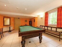 Glorious Holiday Home in Wéris with Hot Tub