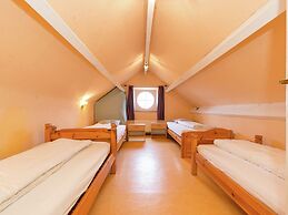 Glorious Holiday Home in Wéris with Hot Tub
