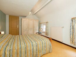 Glorious Holiday Home in Wéris with Hot Tub