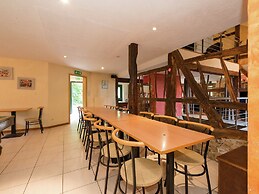 Glorious Holiday Home in Wéris with Hot Tub