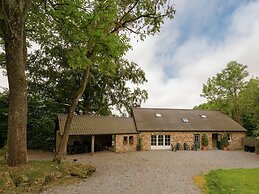 Glorious Holiday Home in Wéris with Hot Tub
