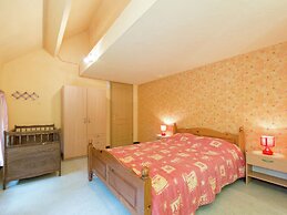 Glorious Holiday Home in Wéris with Hot Tub
