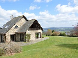 Hillside Retreat With Pond