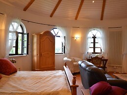 Strotzbusch Forest Hideaway