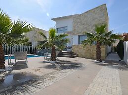 Villa With Garden & Roof Deck