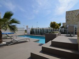 Villa With Garden & Roof Deck