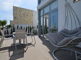 Villa With Garden & Roof Deck