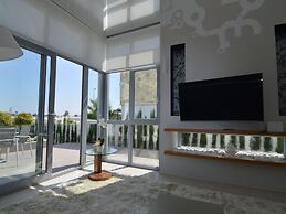 Villa With Garden & Roof Deck