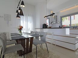 Villa With Garden & Roof Deck