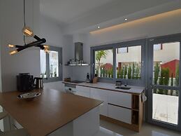 Villa With Garden & Roof Deck