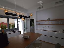 Villa With Garden & Roof Deck