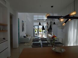 Villa With Garden & Roof Deck