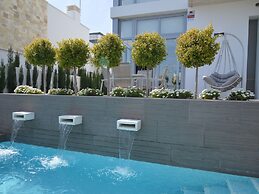Villa With Garden & Roof Deck