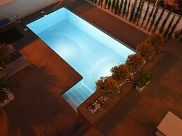 Villa With Garden & Roof Deck