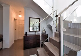 Sun-soaked Villa With Blue Waters