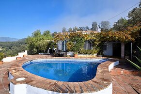 Sun-soaked Villa With Blue Waters
