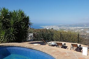 Sun-soaked Villa With Blue Waters