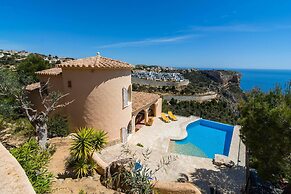 Villa With Sea Breeze Charm