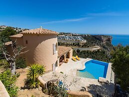 Villa With Sea Breeze Charm
