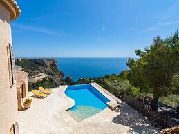 Villa With Sea Breeze Charm