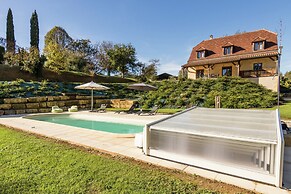 Poolside Luxury Villa in Montignac