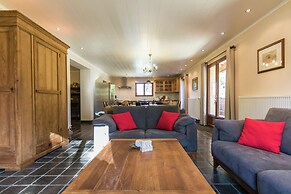 Poolside Luxury Villa in Montignac