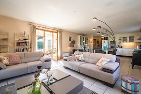Relaxing Villa Near Lake & Beaches