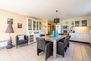 Relaxing Villa Near Lake & Beaches