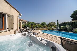 Relaxing Villa Near Lake & Beaches