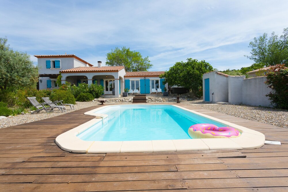 Stylish Family Villa in Felines
