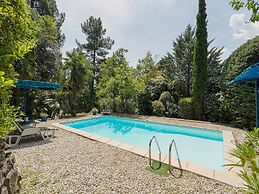 Peaceful Poolside Retreat