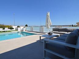 Stylish Villa With Lake Views