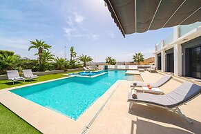 Stylish Villa With Lake Views