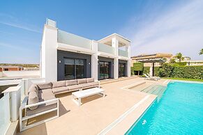Stylish Villa With Lake Views
