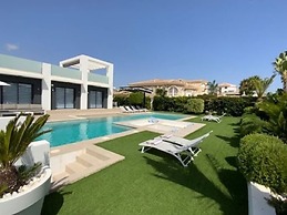 Stylish Villa With Lake Views