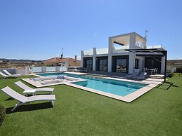 Stylish Villa With Lake Views