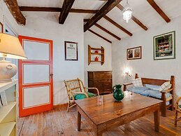 Idyllic Retreat With Shared Pool
