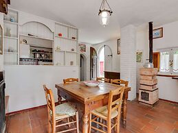 Idyllic Retreat With Shared Pool