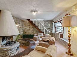 Idyllic Retreat With Shared Pool
