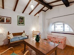Idyllic Retreat With Shared Pool