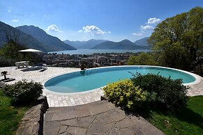 Flat by Lake Iseo With Mountain Views