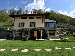 Flat by Lake Iseo With Mountain Views