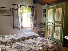 Cozy Detached House, Wide Garden, Wifi