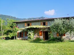 Cozy Detached House, Wide Garden, Wifi