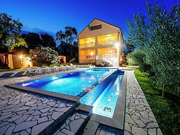 Private Estate With 2 Infinity Pools